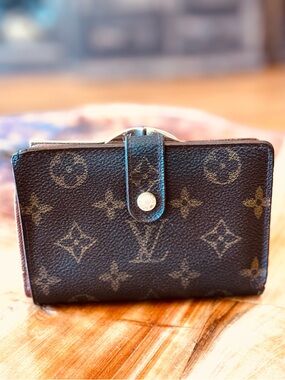 Louis Vuitton French purse wallet, monogram, vintage kiss Lock vintage authentic